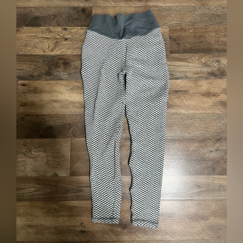 Viral- Gray and White Patterned Leggings with extreme booty scrunch